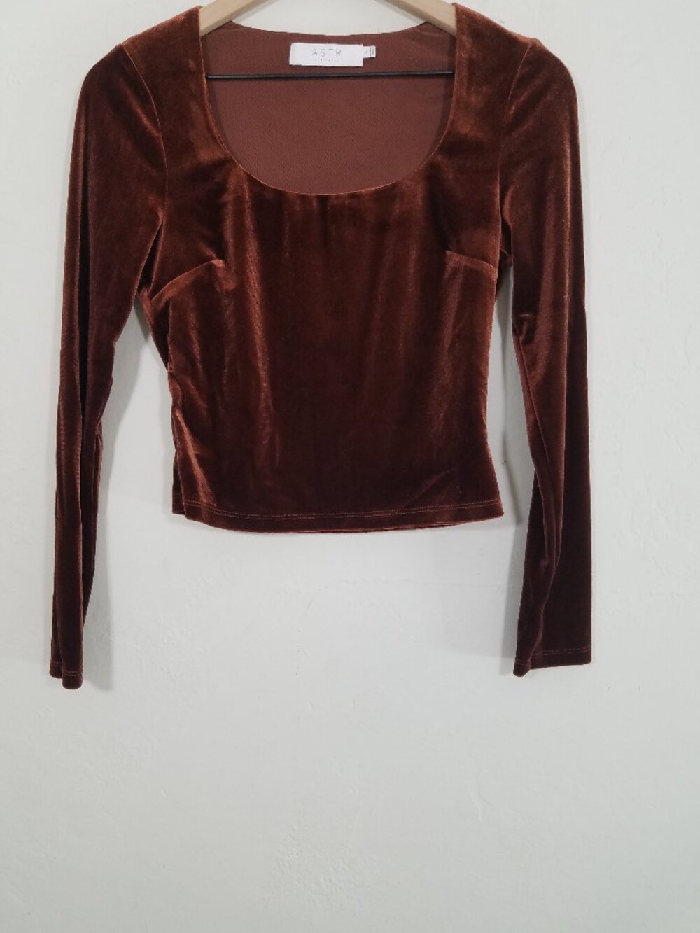 Astr The Label Velvet Scoop-Neck Long Sleeve Copped Top Blouse Brown Size S